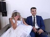 DEBT4k. Schuldeneintreiber fickt die Braut im wei&szlig_en Kleid und in Str&uuml_mpfen